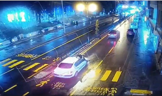 Para için canını tehlikeye attı, aracın önüne böyle atladı