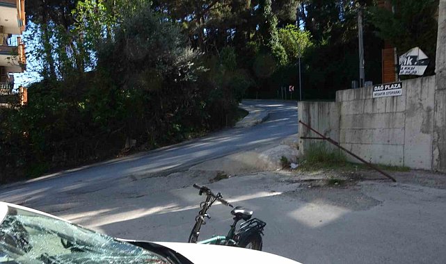 Park halindeki otomobile elektrikli bisikletle çarpan çocuk ağır yaralandı