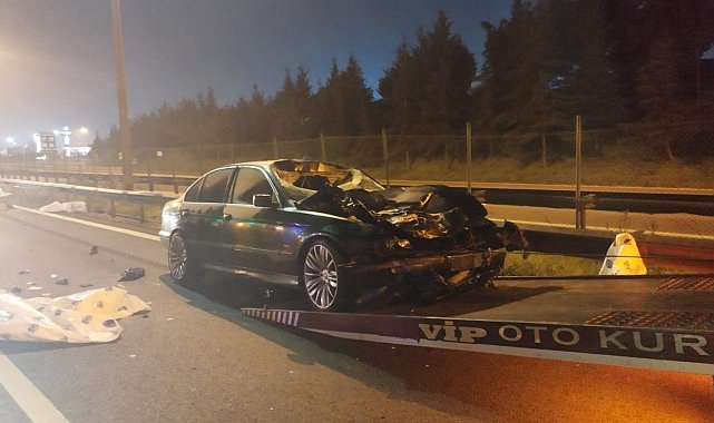 Pendik Kurtköy TEM Otoyolu'nda yolun karşısına geçmek isteyen 4 kişiye otomobil çarptı. Yolun karşısına geçmek isteyen aynı aileden 4 kişi ve otomobil sürücüsü hayatını kaybetti.