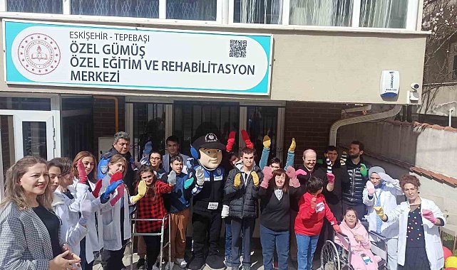 Polis ekipleri down sendromlu çocuklarla bir araya geldi