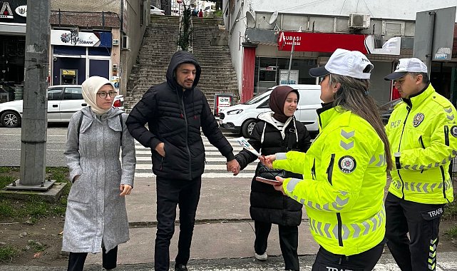 Polislerden trafik kuralları bilgilendirme faaliyeti