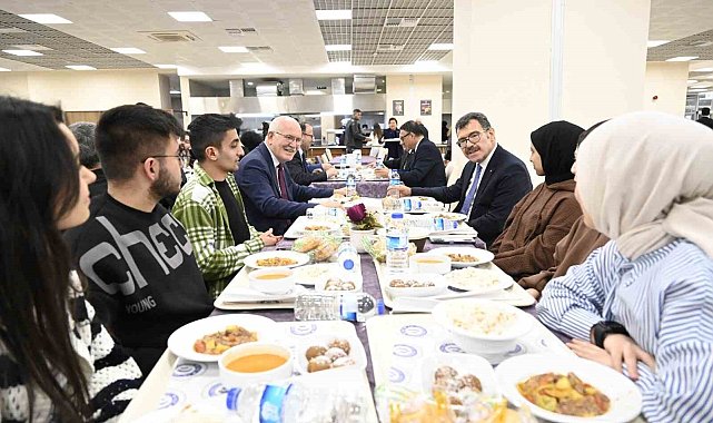 Prof. Dr. Hasan Mandal, Uşak Üniversitesi öğrencileriyle bir araya geldi
