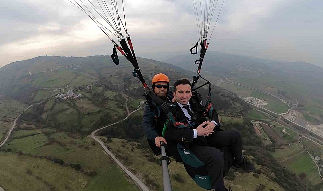 Projelerini paraşütle uçarak anlattı