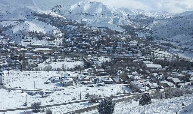 Pülümür'de kar yağışı kenti beyaza bürüdü