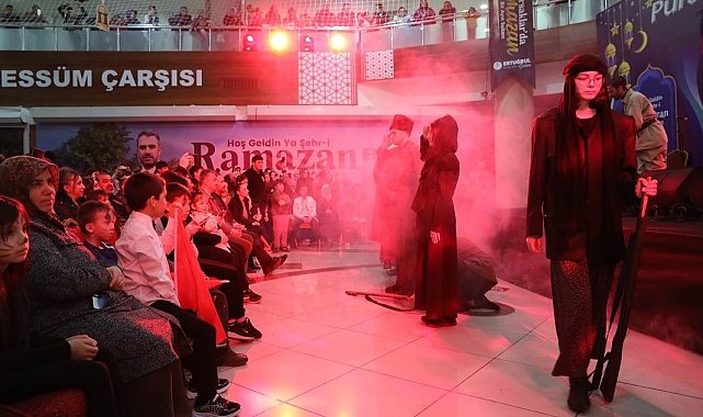 Pursaklar'da 'İstiklal' tiyatro oyunu vatandaşlarla buluştu