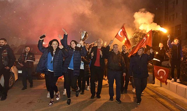 "Bizim Kızlar" coşkulu sevinç gösterileriyle karşılandı