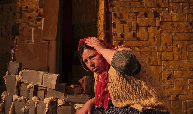 "Ölü Kadınların Şarkısı": Sahne Tozu Tiyatrosu'ndan duygusal bir prömiyer