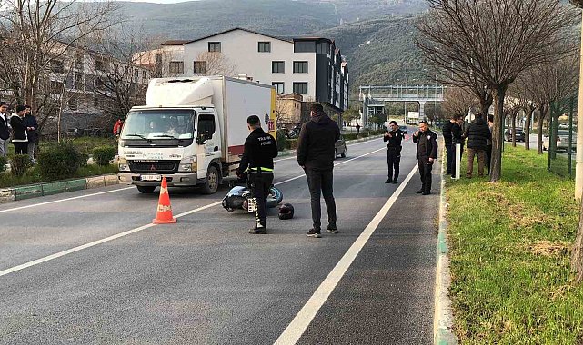 Refüjdeki ağaçlara çarpan motosiklet sürücüsü ağır yaralandı
