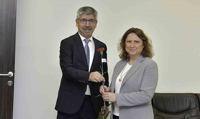 Rektör Kaçar'dan kadın personele Kadınlar Günü karanfili