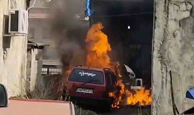 Rize'de park halindeki 2 otomobil yandı