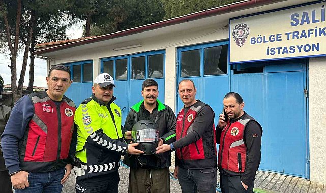 Salihli'de moto kuryelere kask ve yelek hediye edildi
