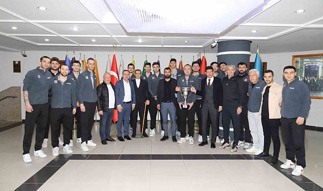 Şampiyon voleybol takımı kupayı Başkan Özcan'a teslim etti