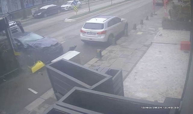 Sancaktepe'de otomobille otobüsün kafa kafaya çarpıştığı kaza kamerada