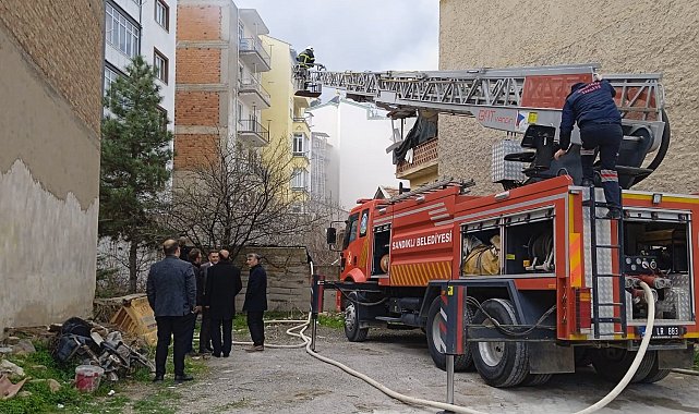 Sandıklı'da ev yangını, itfaiyenin alevlere müdahalesi sürüyor