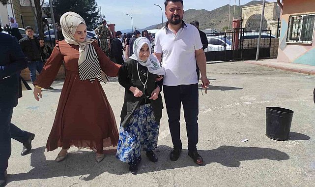 Sason'da 111 yaşındaki Cemile nine torunlarının yardımıyla sandığa gitti