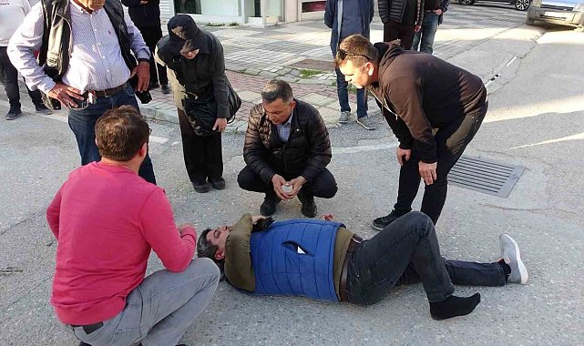 Seçim ofisi önündeki kazada yaralanan sürücüye ilk müdahale başkan adayı doktordan