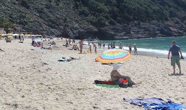 Seçimde oyunu kullanan vatandaşlar soluğu plajda aldı