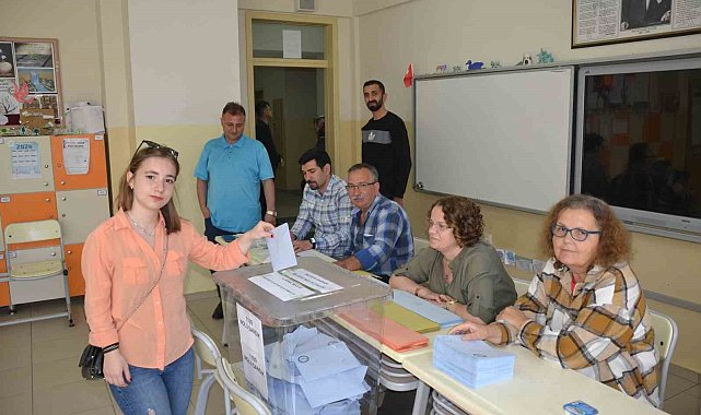 Seçimden bir gün önce 18 yaşını dolduran seçmen, ilk oyunu kullandı