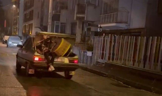 Sedan aracın bagajında çaldığı davulla sahura kaldırdı