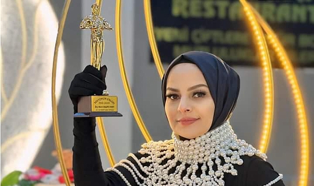 Türkiye'nin En Başarılı Türban Tasarımcısı Ödülünü Aldı