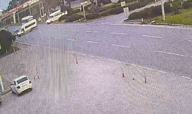 Servis minibüsü ile kamyonet çarpıştı: 8 yaralı