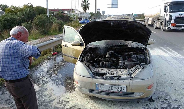 Seyir halinde alev alan otomobilin yardımına vatandaşlar koştu