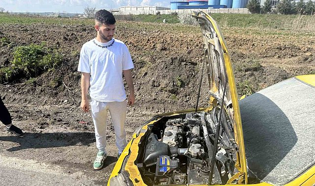 Seyir halinde yanan otomobili itfaiye söndürdü
