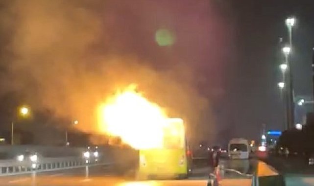 Seyir halindeki belediye otobüsü alev aldı