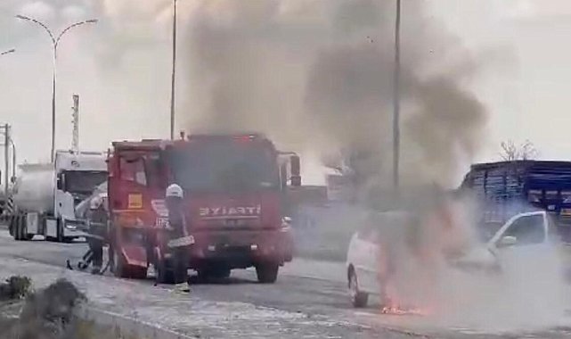 Seyir halindeki otomobil alev aldı