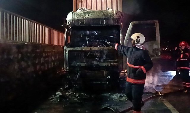 Seyir halindeyken yanan tır küle döndü