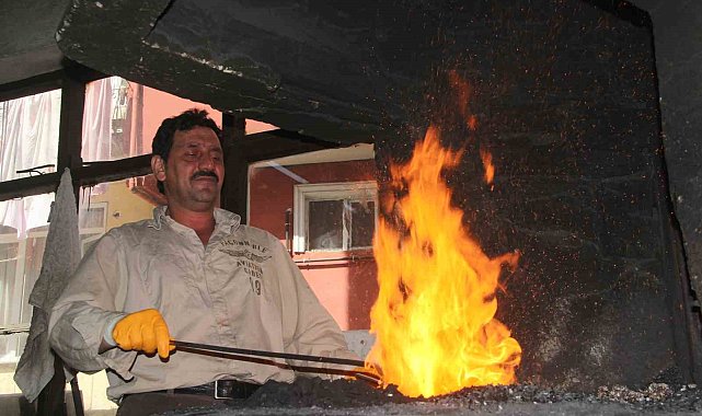 Sıcaklığı bin 500 dereceye ulaşan ateş karşısında oruç