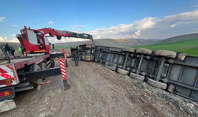 Siirt'te güneş paneli taşıyan tır devrildi: 1 yaralı