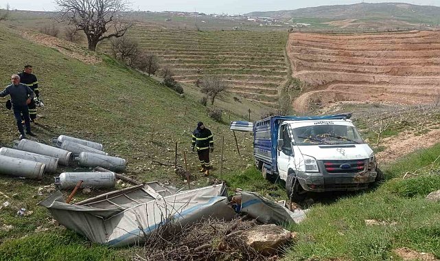 Siirt&#039;te tüp kamyoneti devrildi, facianın eşiğinden dönüldü: 2 yaralı