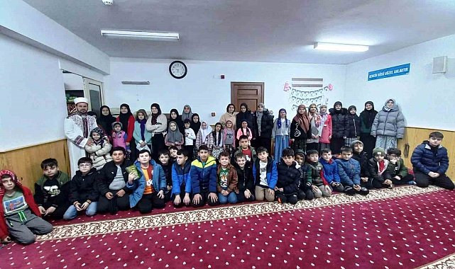 Simav'da mukabele, yatsı ve teravih namazına gelen çocuklara Cami Market'ten ücretsiz alışveriş