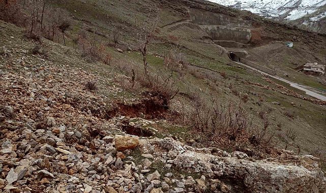 Şırnak-Hakkari yolu çökme nedeniyle trafiğe kapatıldı