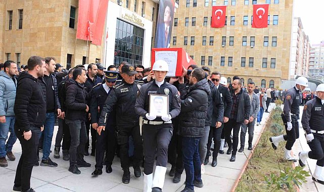 Şırnak şehidi silah arkadaşlarının omuzlarında uğurlandı