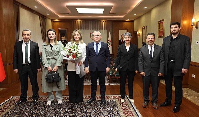 Sivas Valisi doktor eşinin 14 Mart Tıp Bayramını makamında çiçekle kutladı