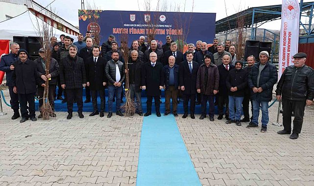 Sivas'ta çiftçilere 50 bin adet kayısı fidanı dağıtıldı