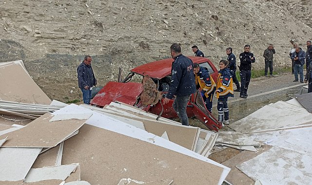 Sivas'ta tır otomobille çarpıştı: 1 ölü, 3 yaralı