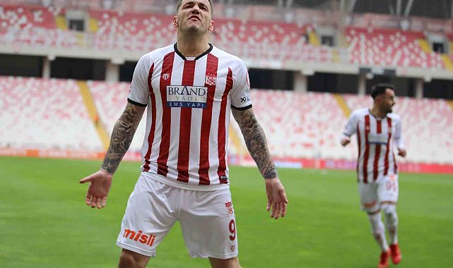 Sivassporlu Rey Manaj'a milli davet