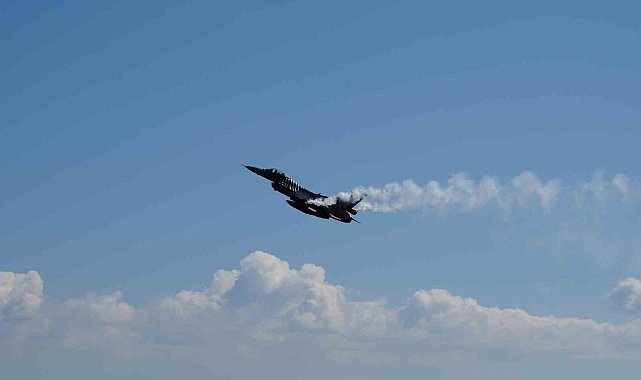 SOLOTÜRK Çanakkale Şehitlerini selamladı