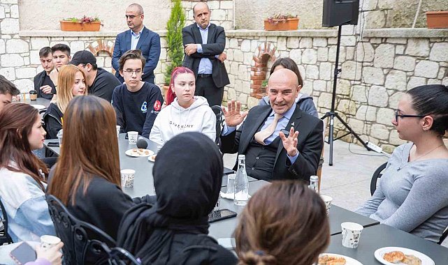 Soyer, Buca'da gençlerle buluştu