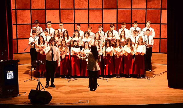 Söyledikleri türkülerle şehitleri anan lise öğrencileri dinleyenleri duygulandırdı