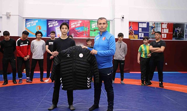 Spor eğitim merkezi sporcularına malzeme desteği