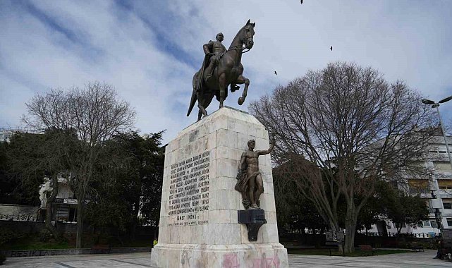 Sultan Abdülaziz'in emanetinin üzerine, İBB'nin korumaya aldığı İsmet İnönü heykeli dikildi