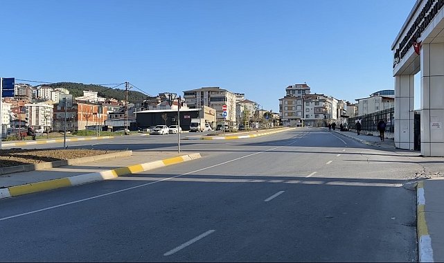Sultanbeyli'de otomobilin çarptığı kız çocuğu metrelerce savruldu, kaza anı kamerada