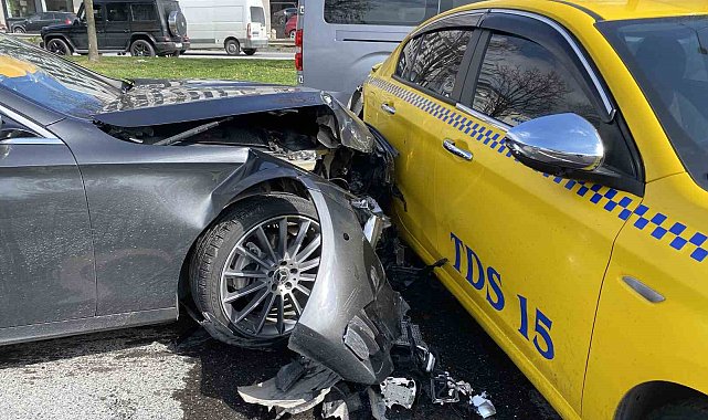 Süratli gelen otomobil ışıklarda duran araçlara çarptı: 1 yaralı