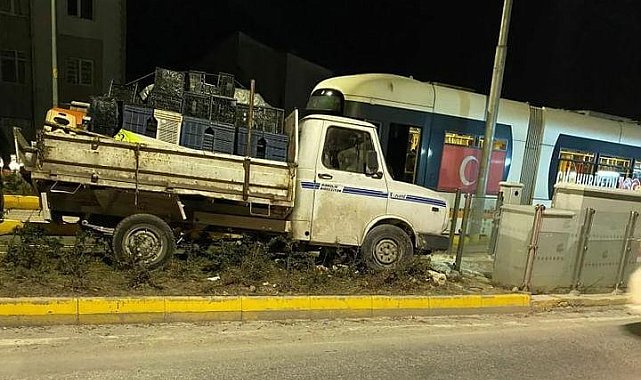 Sürücüsünün direksiyon hâkimiyetini kaybettiği kamyonet tramvay durağına çarptı