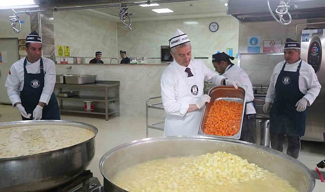 Tahmazoğlu vatandaşlar için kendi elleriyle yemek yaptı