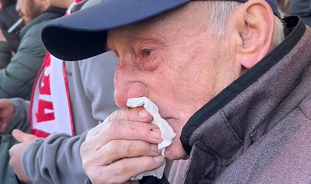 Takımının galibiyetini gözyaşları içerisinde kutlayan Bilal dede izleyenleri duygulandırdı